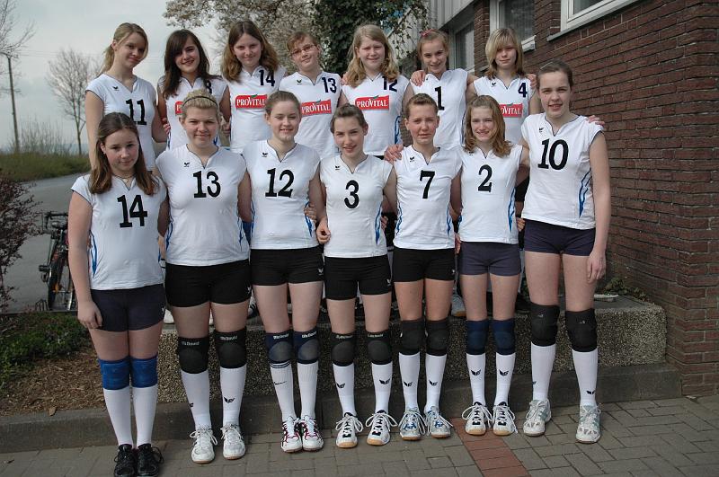 SV Bad Laer.jpg - Hintere Reihe (v.l.n.r.): Isabell Twyrdy, Jennifer Döpke, Carolin Scheckelhoff, Laura Seete, Johanna Müller, Mareike Jupe und Michelle Bollien..
Vordere Reihe (v.l.n.r.): Melanie Jankrift, Juliana Mende, Sarah Kleine-Wechelmann, Vanessa Schowe, Henrike Loop, Monja Jochmann und Carina Aulenbrock.
Die Trainer Klaus Schowe und Stefan Bertelsmann sind stolz auf eine sehr junge Mannschaft, die viel in einem Jahr der Zusammenarbeit gelernt hat und sich Runde für Runde bei den Jugendmeisterschaften gesteigert hat. Bei den Landesmeisterschaften in Niedersachsen und Nordwestdeutschen Meisterschaften konnten wir unsere Freunde vom FC 47 Leschede zwei Mal im Endspiel schlagen, beide Teams zeigten tollen Volleyball und wollen bei der DM die „Großen“ ärgern.